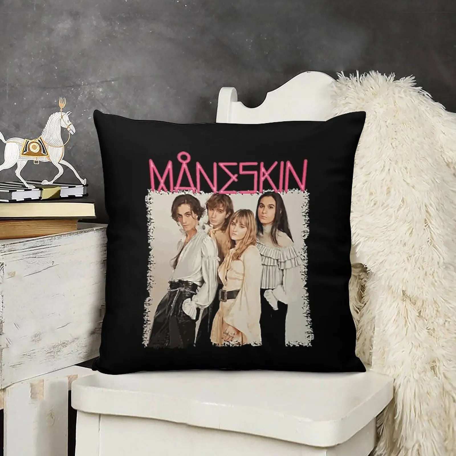 Официальный товар M?neskin - Maneskin Throw Pillow наволочка класса люкс для наволочек Изображение 2